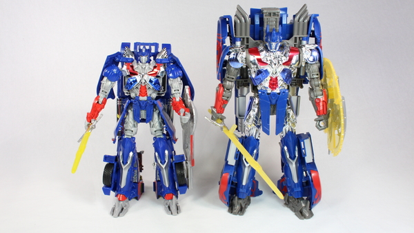 Transformers 4 Age Of Extinction Optimus Prime Leader Class Retail Version Action Figure Review  JPG (12 of 27)